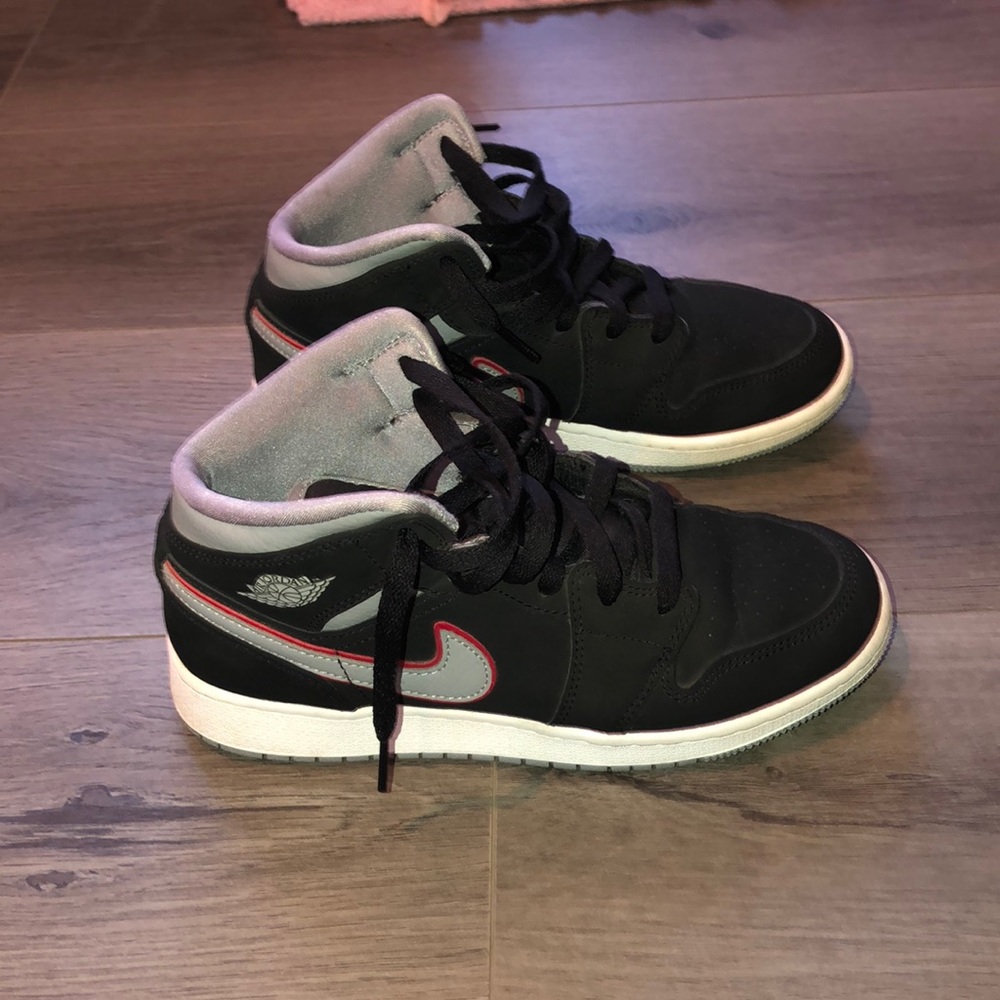 Jordan 1 Mid , Gray black n red